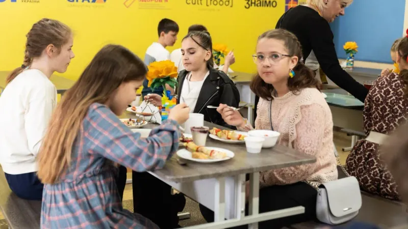 Дитина не встигає поїсти у школі: скільки має тривати перерва на харчування у навчальних закладах