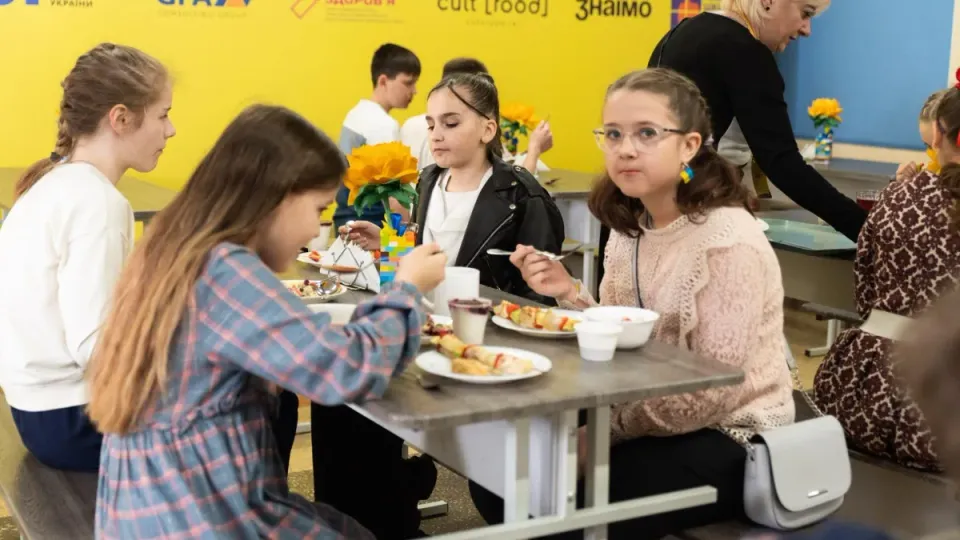 Дитина не встигає поїсти у школі: скільки має тривати перерва на харчування у навчальних закладах