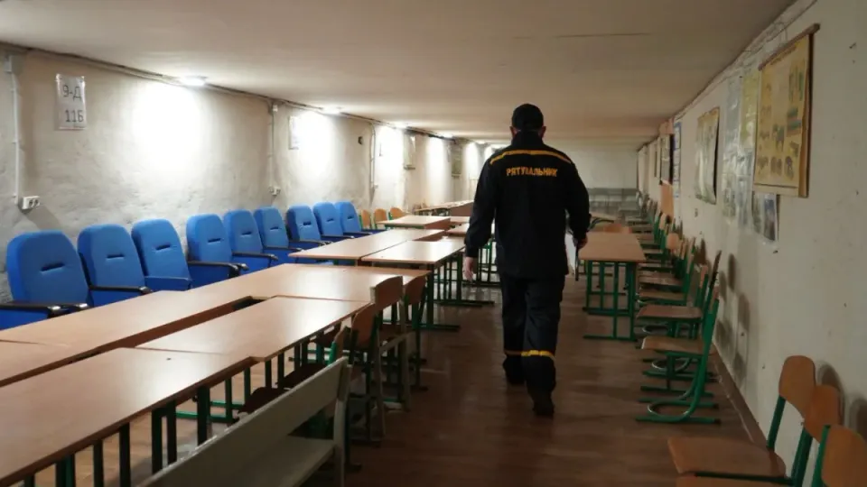 Лише 42% шкіл в Україні можуть навчатися під час тривог: скільки закладів мають укриття та генератори